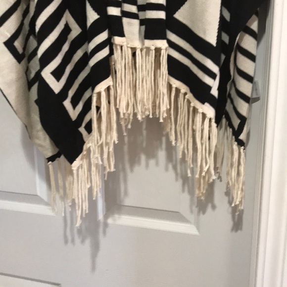 Love Token Poncho M-L - Picture 3 of 4